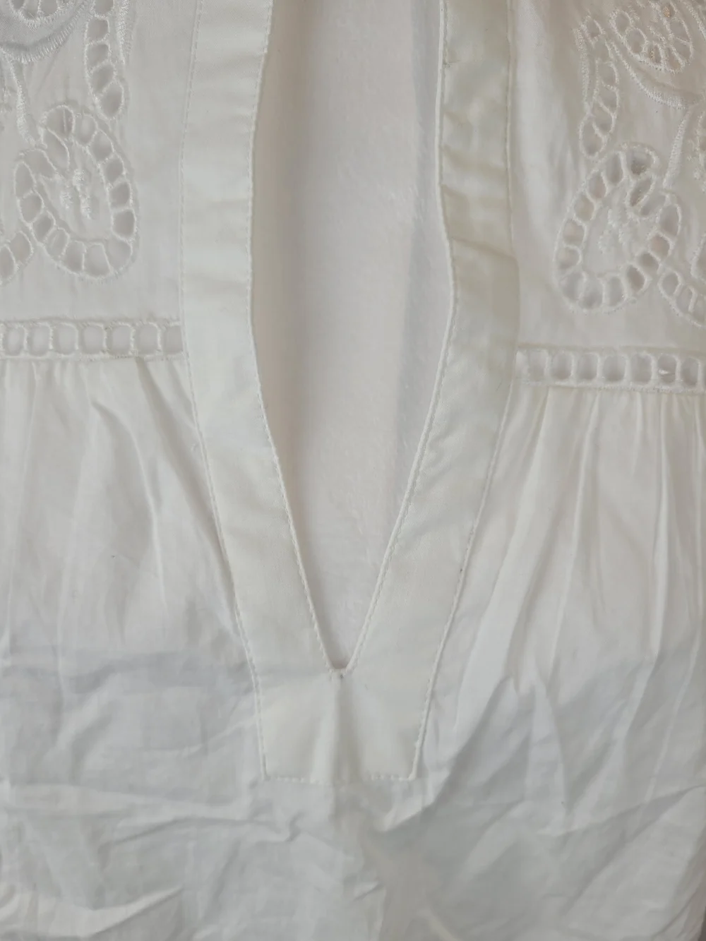 NWT White Embroidered Flutter Sleeve Blouse Size ; xs. - Picture 2 of 13